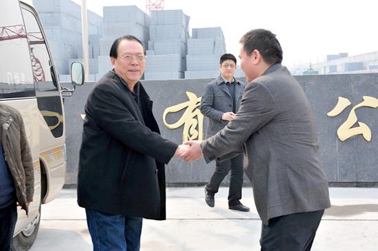 濮陽市住建局、墻改辦等領(lǐng)導(dǎo)一行蒞臨我司視察1   2012年3月21日濮陽市住建局、墻改辦等領(lǐng)導(dǎo)一行蒞臨我司視察